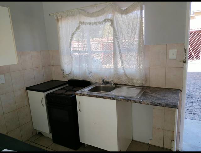2 BEDROOM TOWNHOUSE FOR SALE IN KEMPTON PARK EXT 5